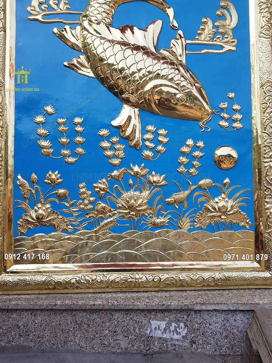 H&igrave;nh ảnh c&aacute; ch&eacute;p v&agrave; hoa sen được c&aacute;c nghệ nh&acirc;n chạm th&uacute;c, chăm ch&uacute;t tỉ mỉ v&agrave; h&agrave;i h&ograve;a